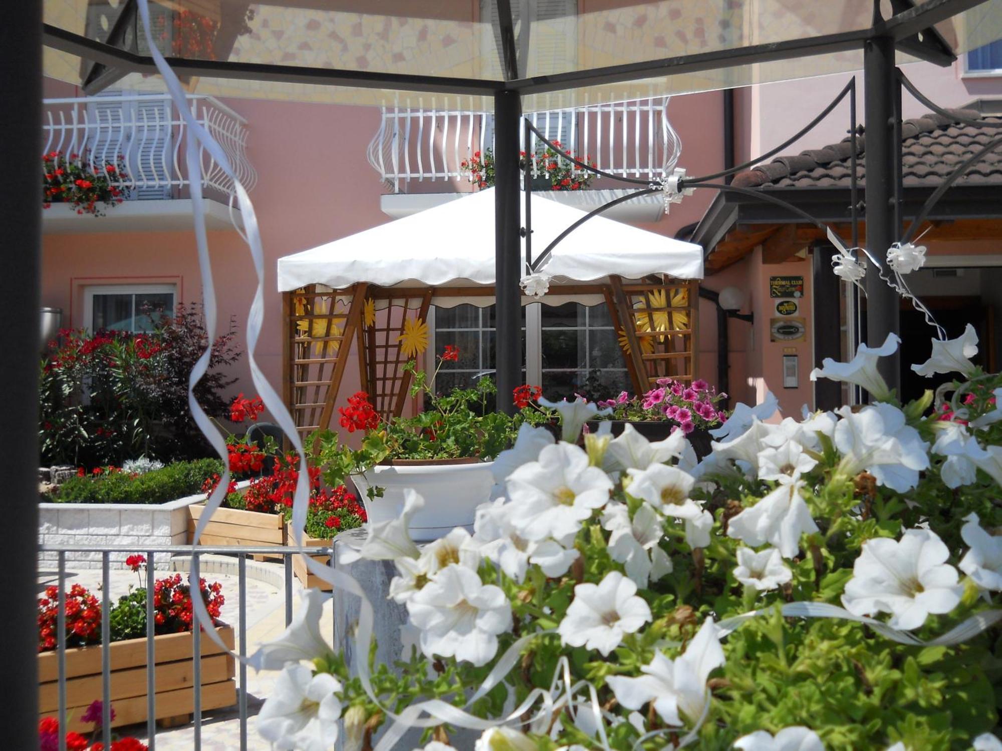 Hotel Bellaria Levico Terme Exteriör bild