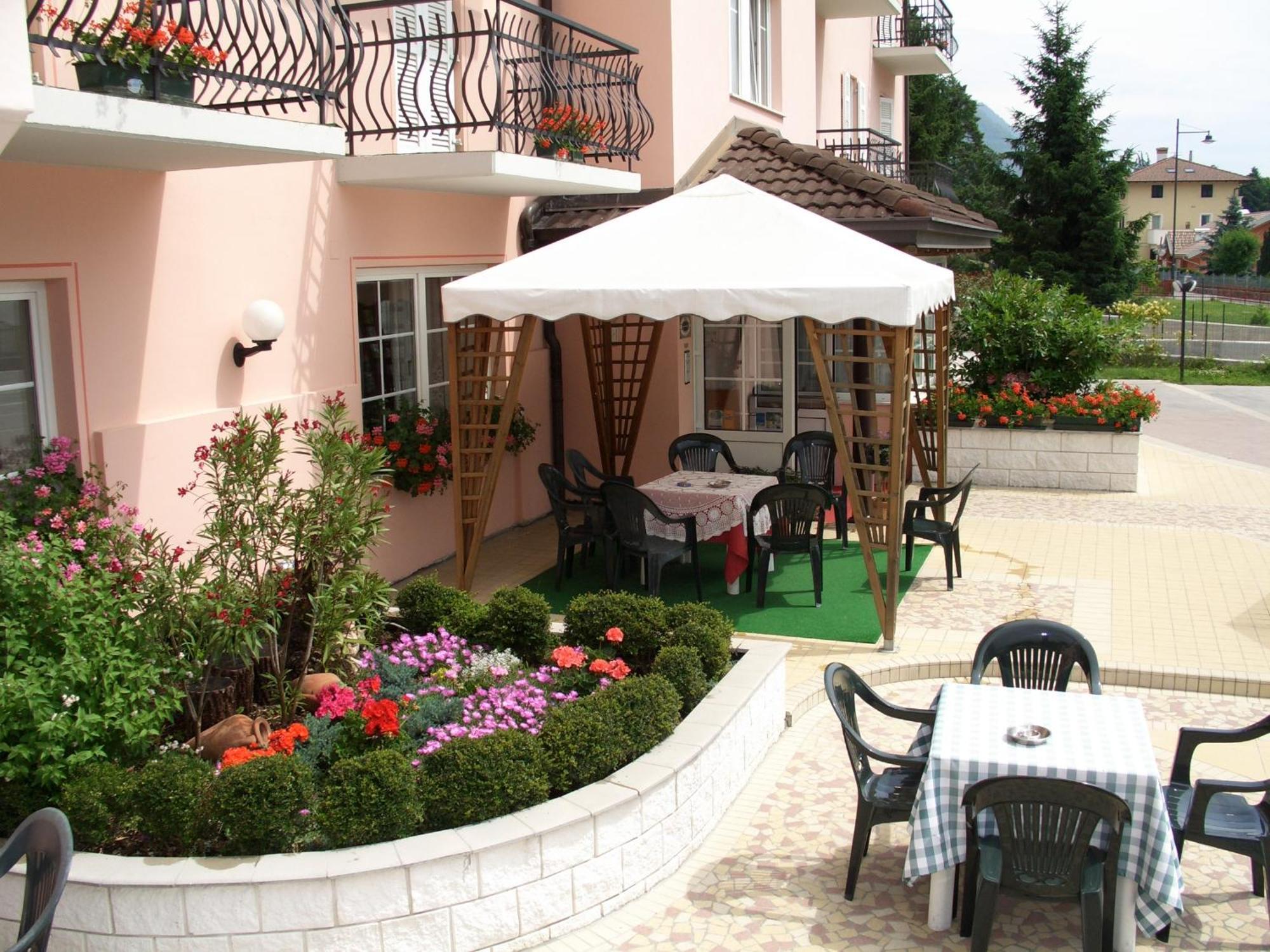 Hotel Bellaria Levico Terme Exteriör bild